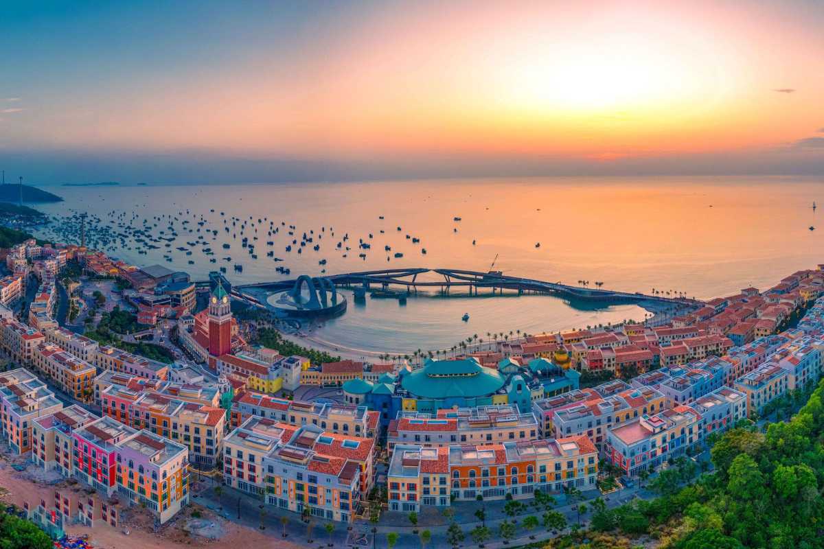 Khung cảnh hoàng hôn lãng mạn tại Thị trấn Hoàng Hôn