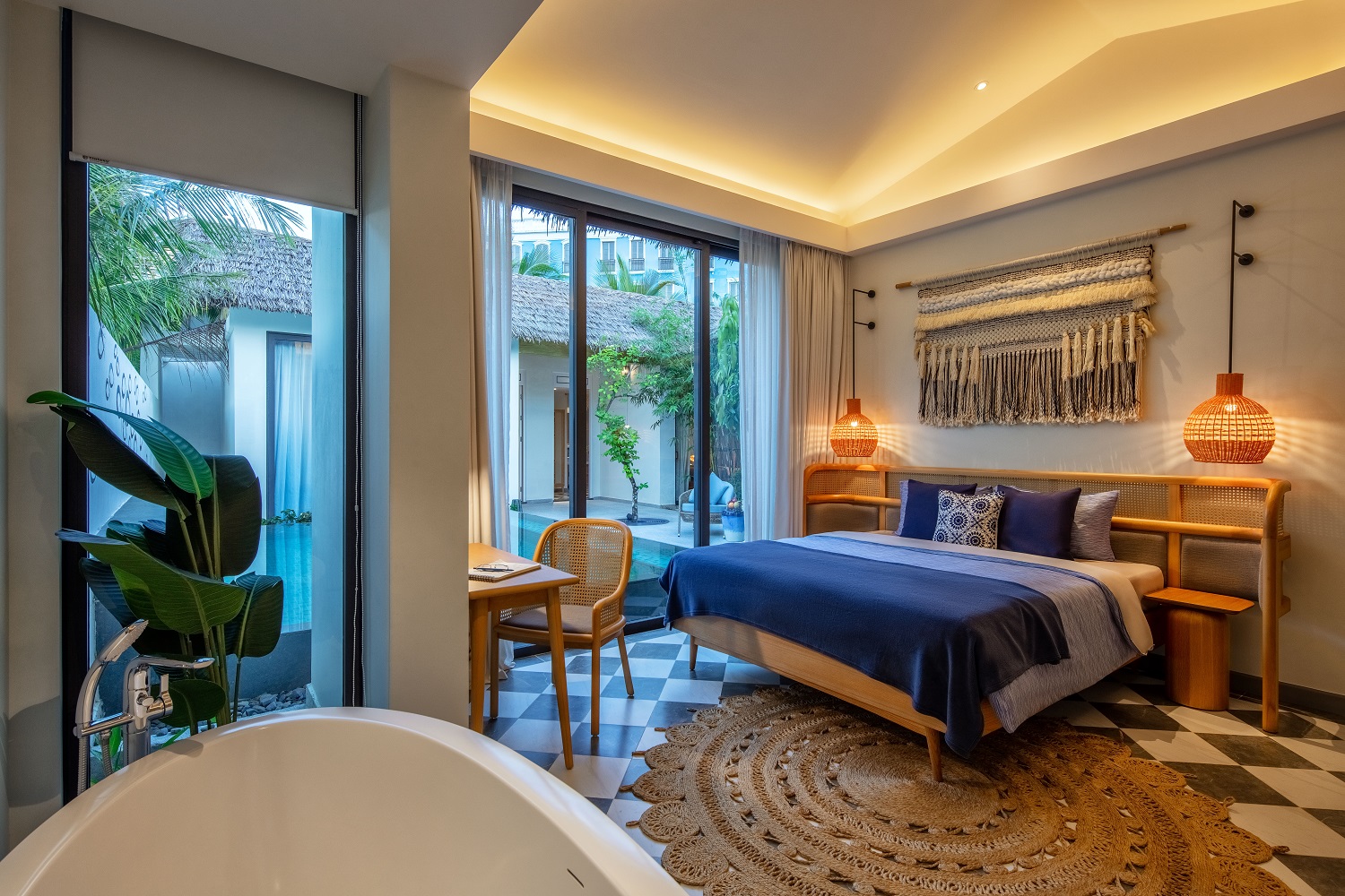 Phòng ngủ ấm cúng tại New World Phu Quoc Resort.