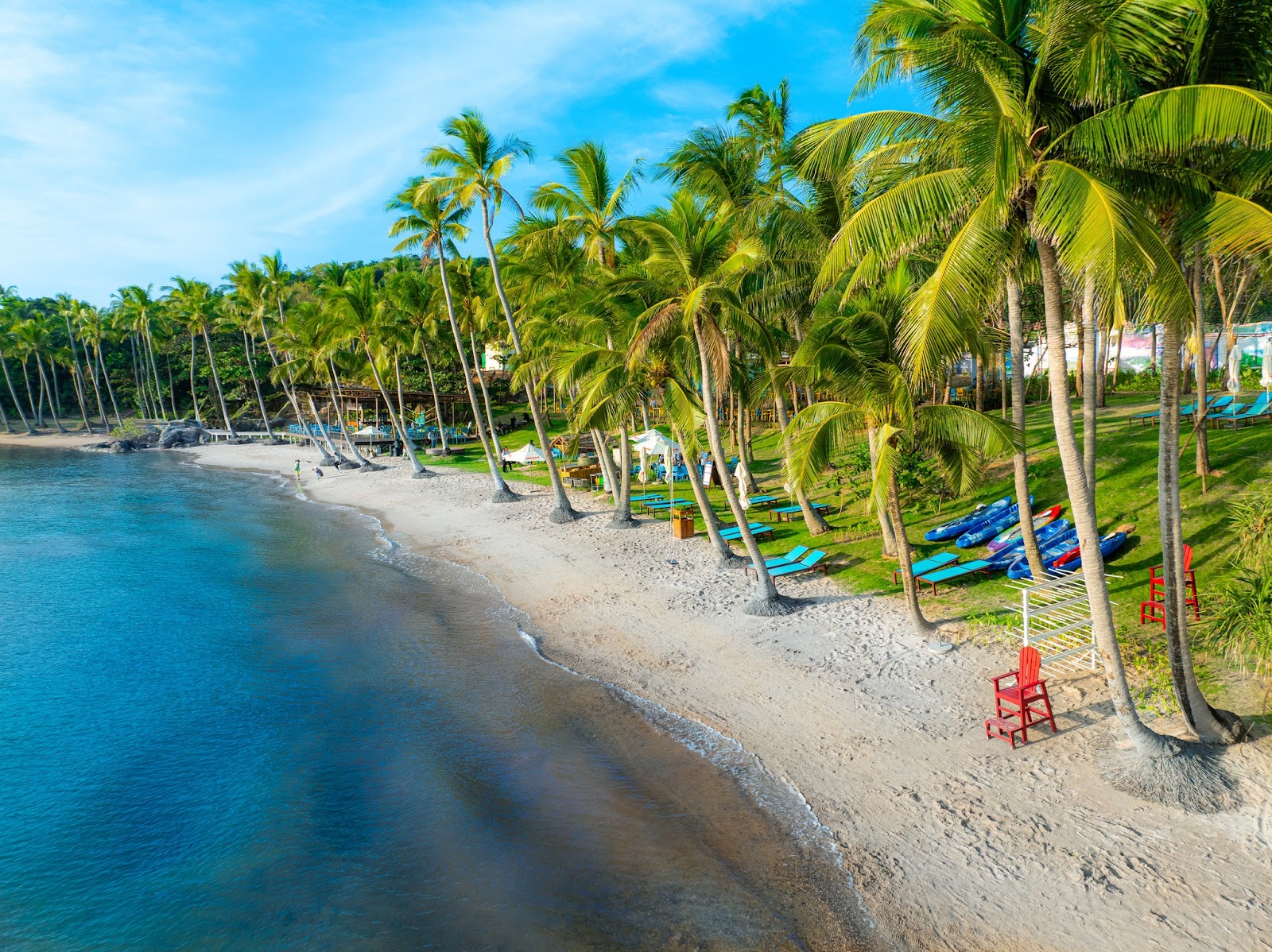 Làn nước trong xanh, sóng dịu êm của Bãi Dài.