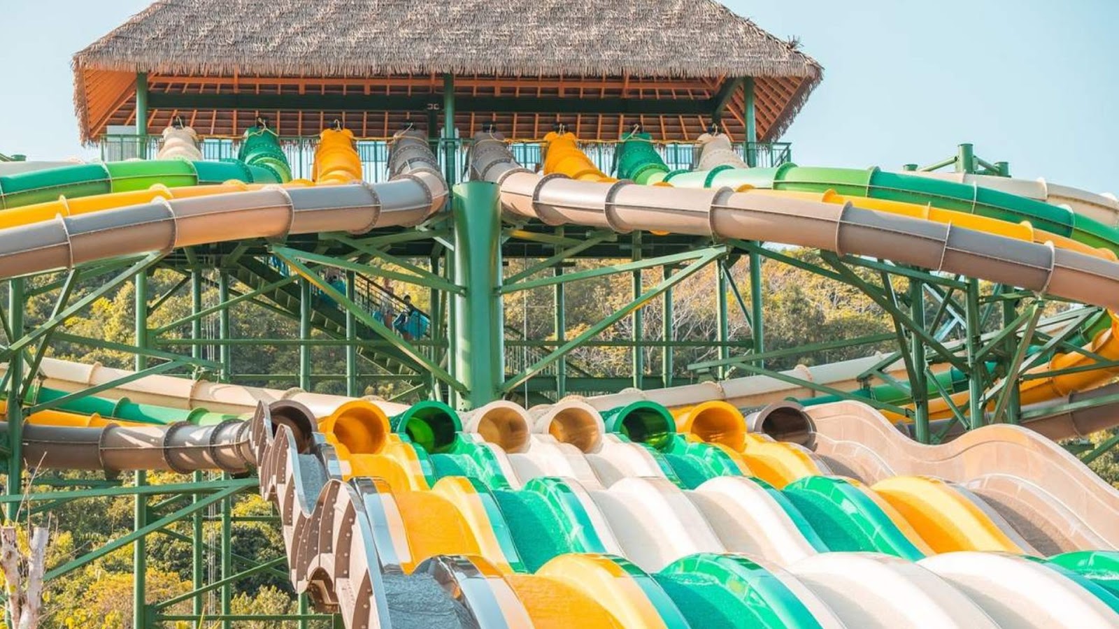 Những đường trượt nước đầy thử thách tại công viên nước Aquatopia.