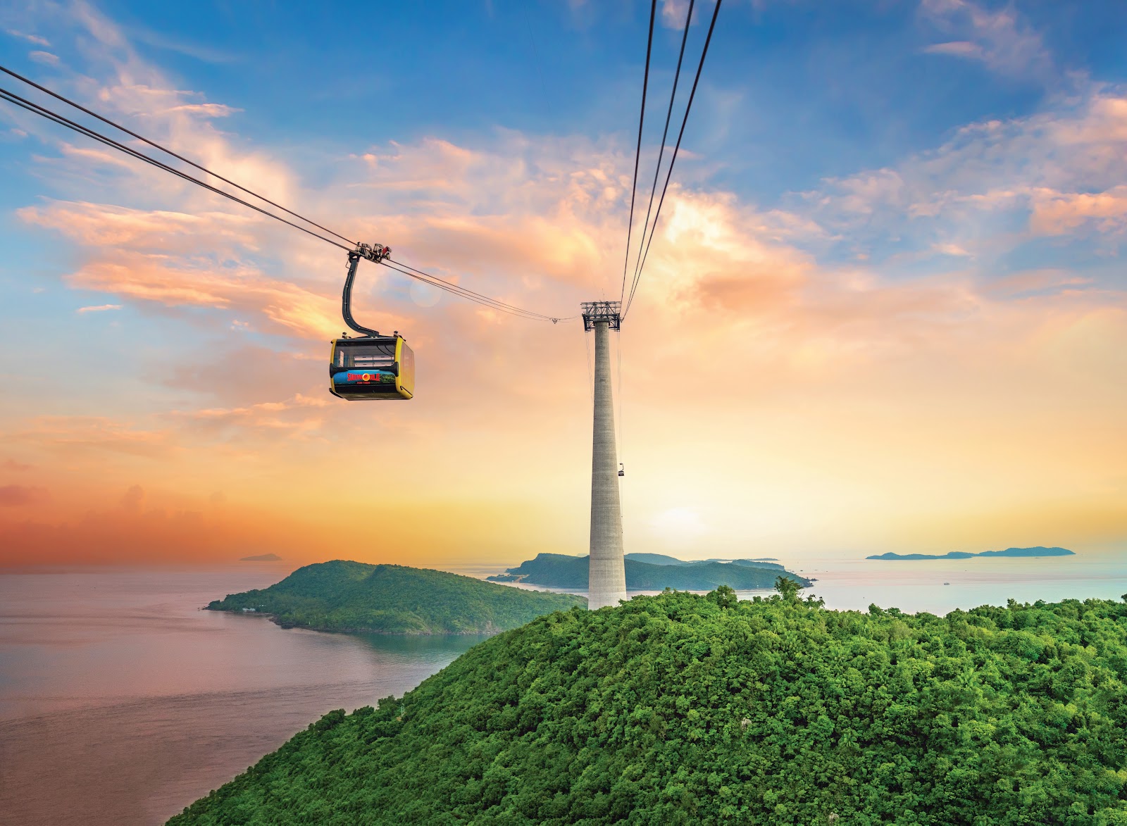 Khung cảnh biển trời hùng vĩ từ cabin cáp treo.