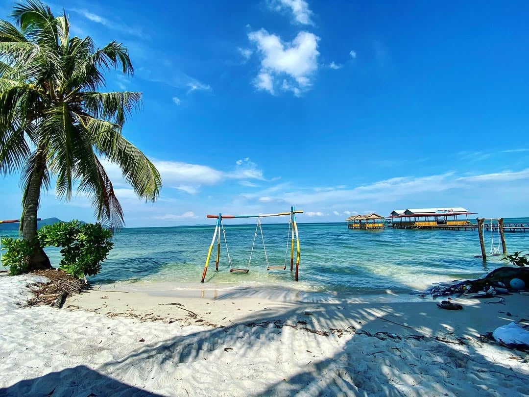 Làng chài Rạch Vẹm nổi tiếng với vẻ đẹp nguyên sơ và yên bình.