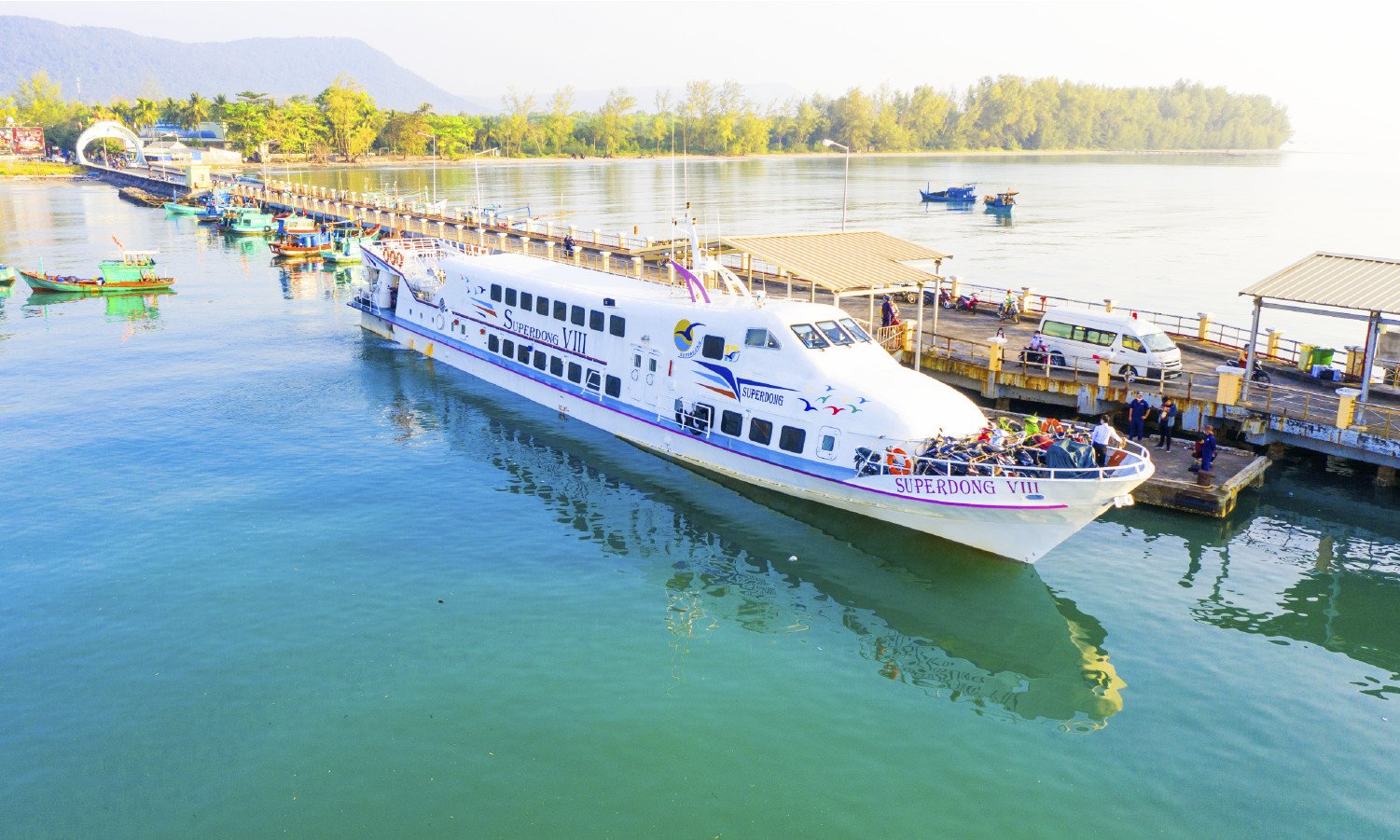 Du khách cũng có thể lựa chọn di chuyển bằng tàu cao tốc đến Phú Quốc rất nhanh chóng và tiết kiệm.