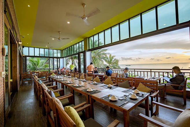 Không gian sang trọng và tầm nhìn hướng biển thoáng đãng tại nhà hàng Xin Chào Phú Quốc.