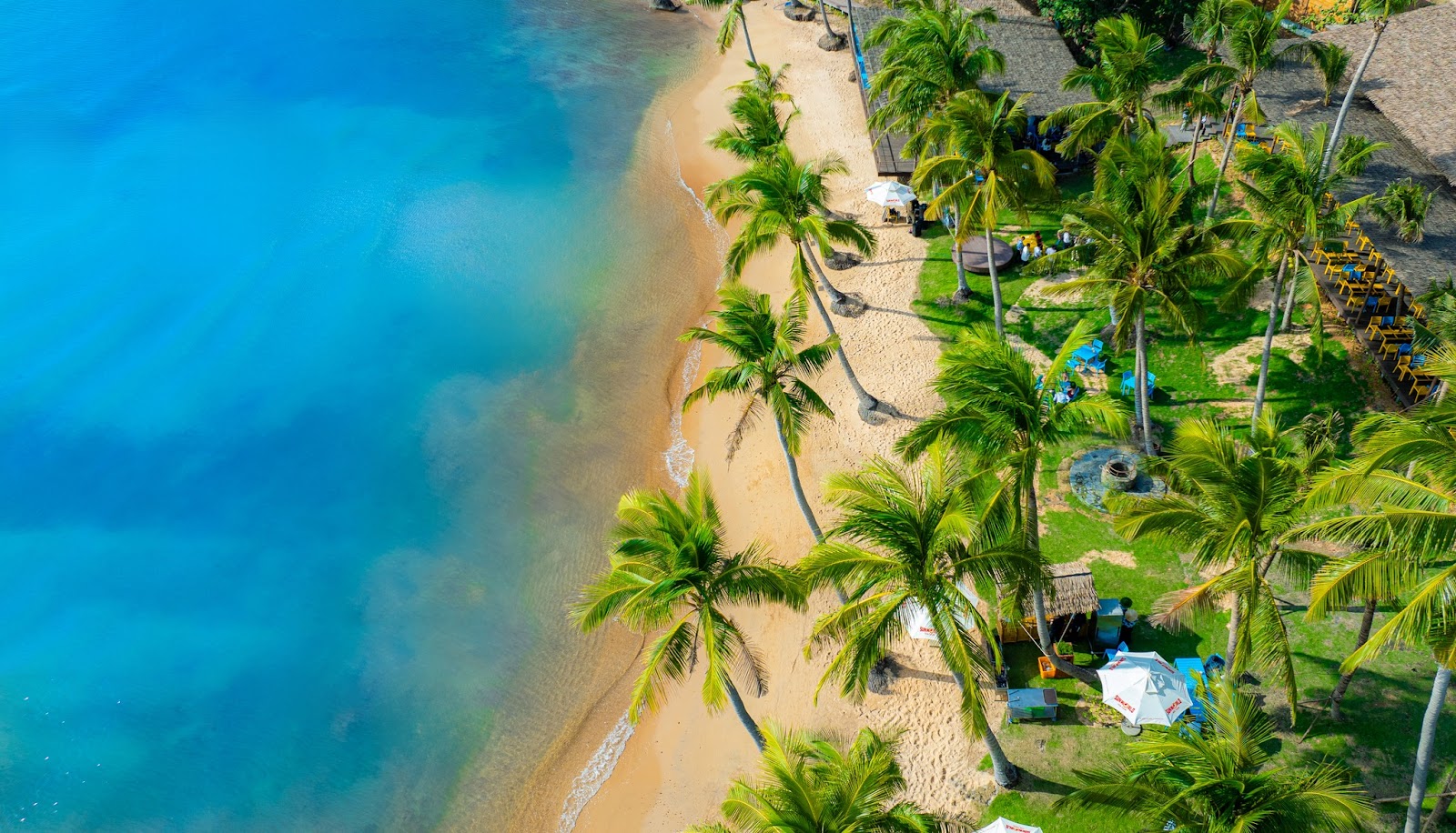 Phú Quốc thu hút du khách bởi bãi cát mịn trải dài và nước biển trong xanh.