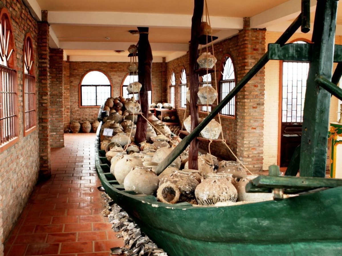 Exhibition area of ceramic artifacts with great historical and cultural significance.