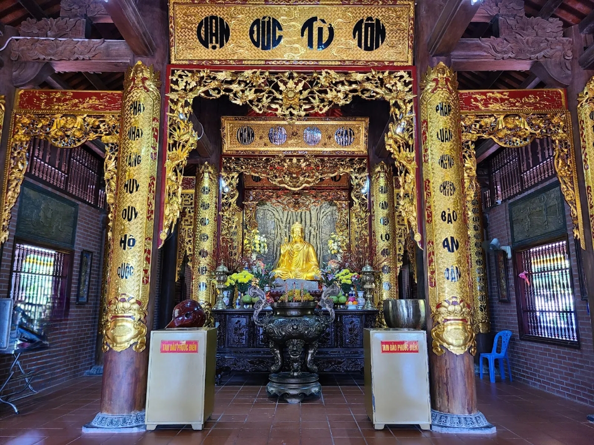 Du khách có thể đến chiêm bái, cầu bình an, may mắn tại chùa Hộ Quốc.