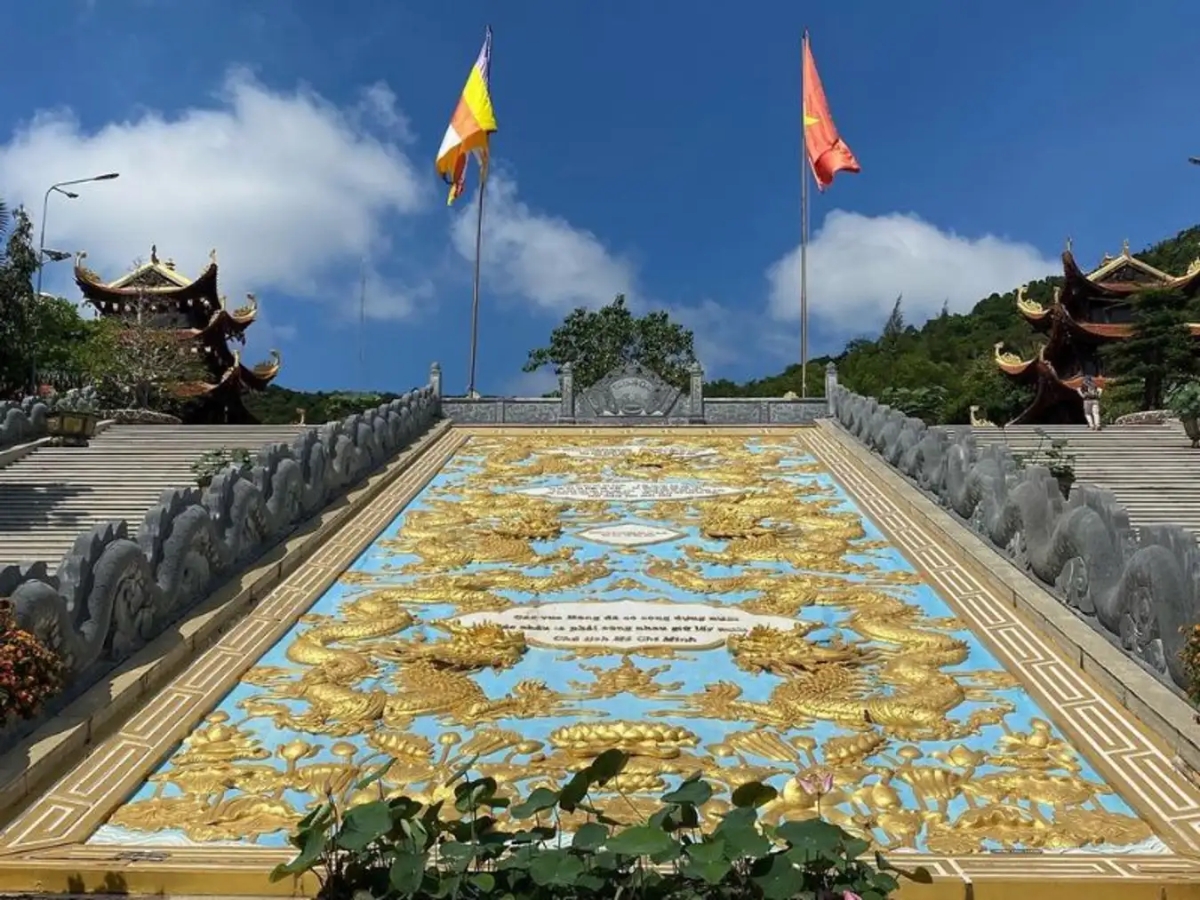 Bậc thang đá được chạm khắc hình tượng rồng thời Trần.