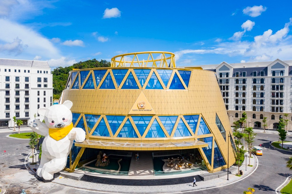 Themed displays at the Teddy Bear Museum spark imagination for young visitors (Photo: Collected)