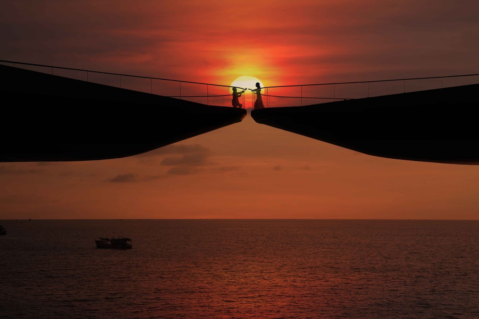 The breathtaking sunset at the Kiss Bridge creates an incredibly romantic ambiance (Photo: Collected)