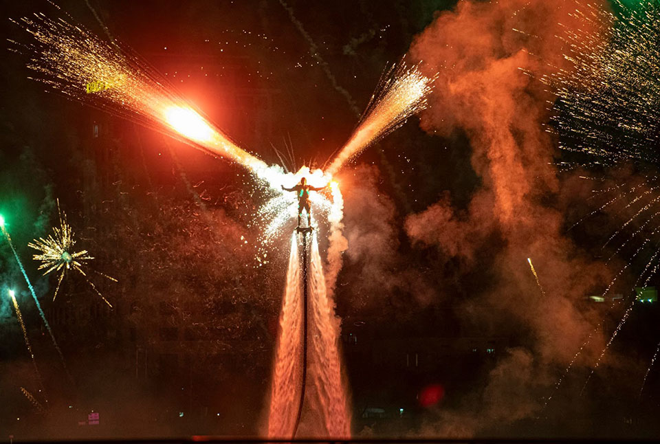 The mysterious beauty of the ocean is vividly recreated on stage using modern projection technology (Photo: Collected)