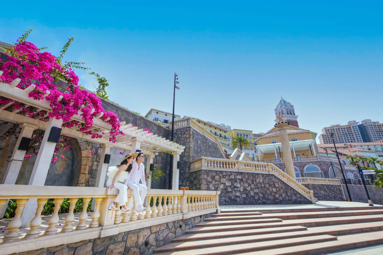 Sunset Town brings a Mediterranean atmosphere to every visitor here (Photo: Collected)