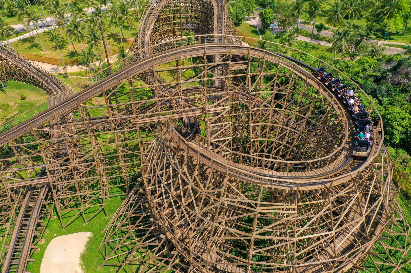 Angry Wooden Snake - the first wooden roller coaster in Vietnam (Photo: Collected)