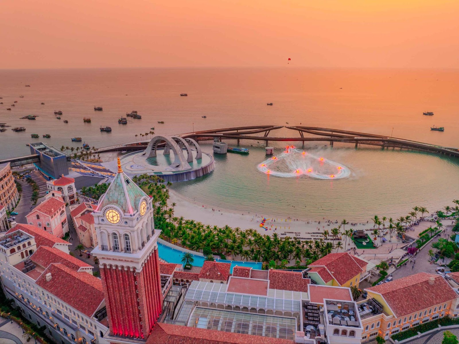 Spectacular view of Kiss Bridge and Sunset Town (Photo: Collected)