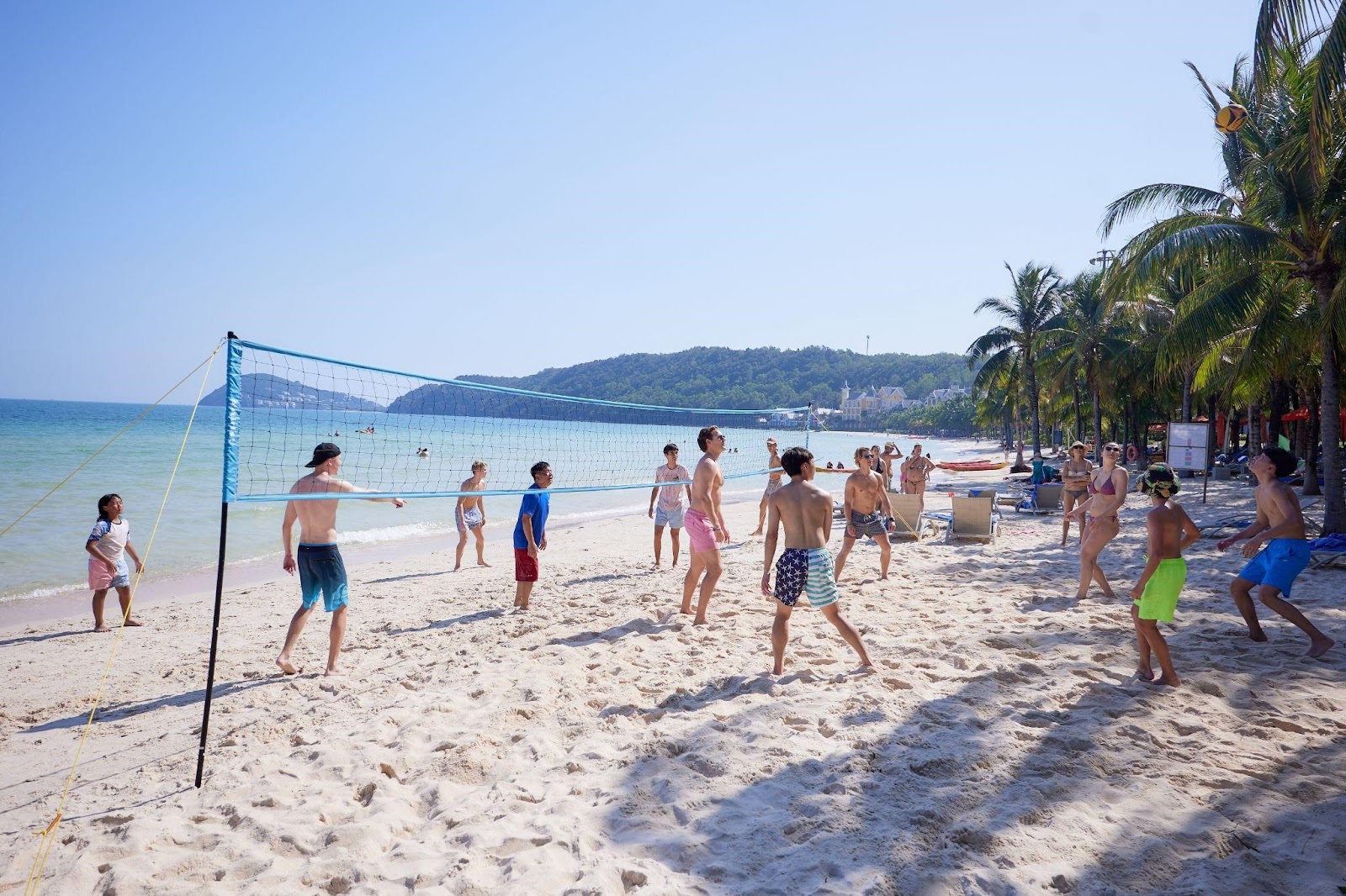 Playing group volleyball at Kem Beach is a great option for some fun and relaxation (Photo: Collected)