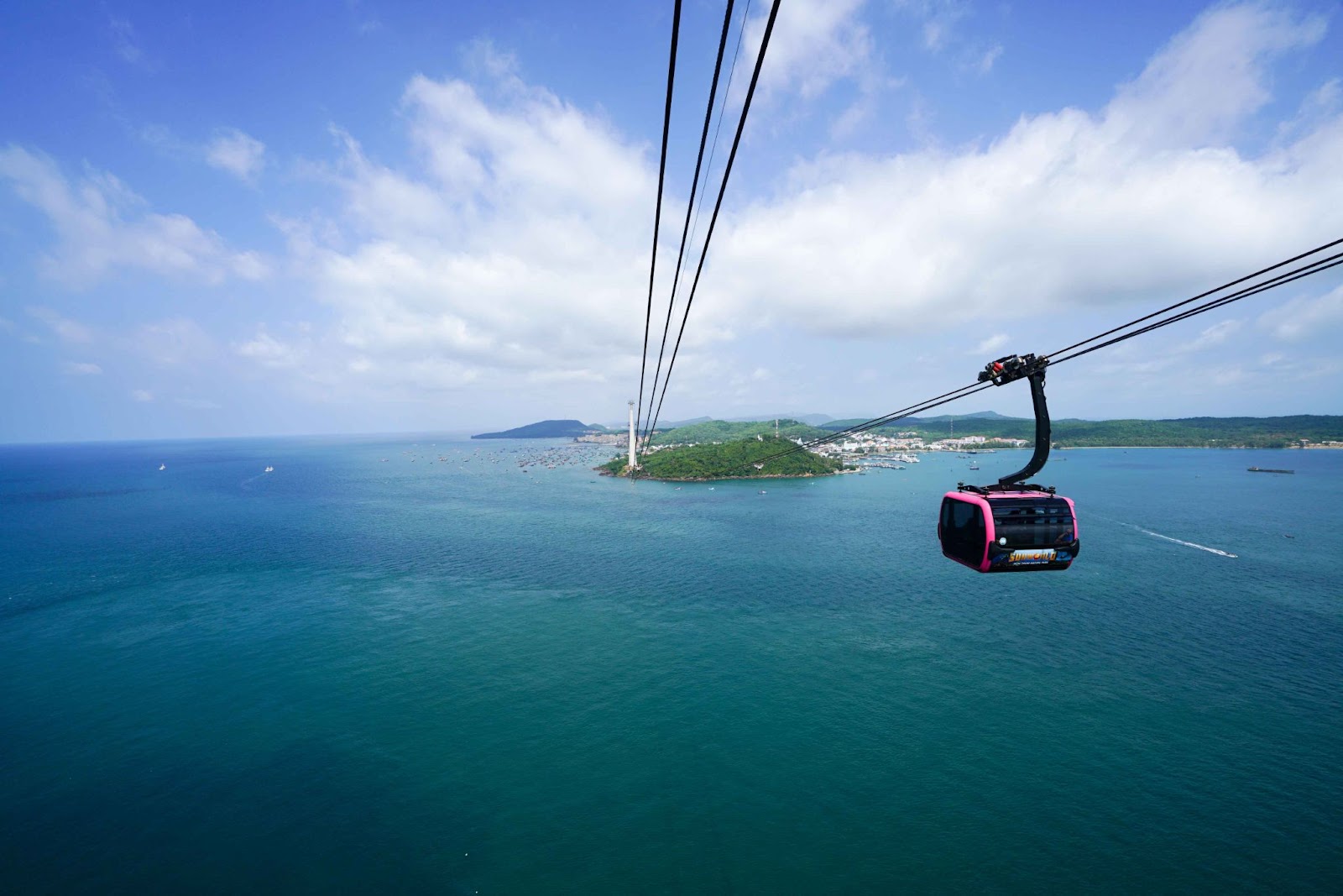 Experiencing the cable car is truly an unforgettable part of any visit (Photo: Collected)