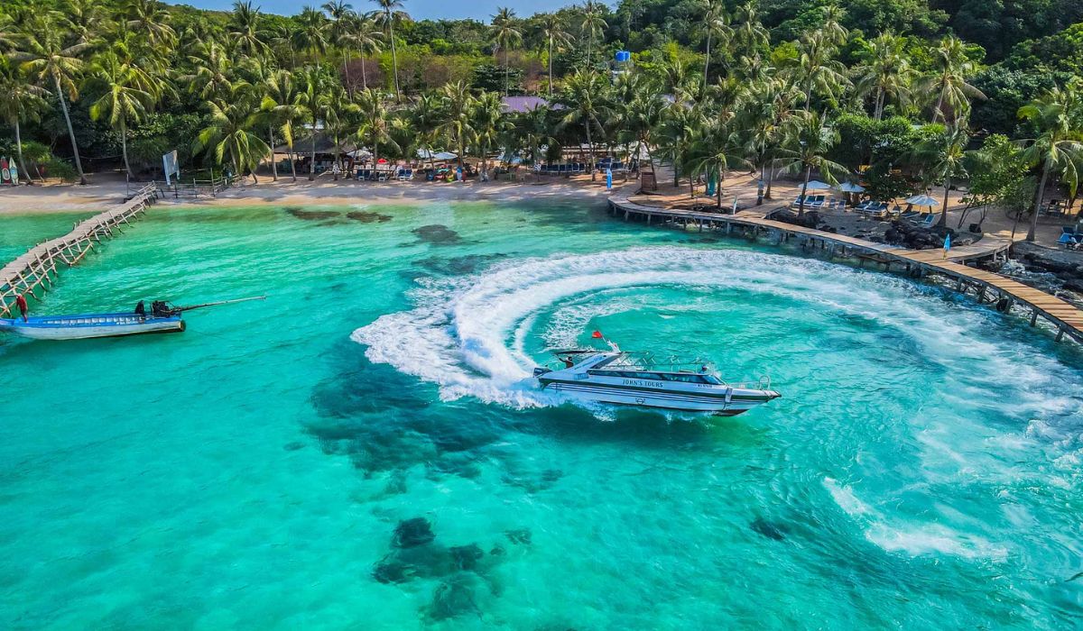 Làn nước trong xanh đặc trưng của Hòn Mây Rút.