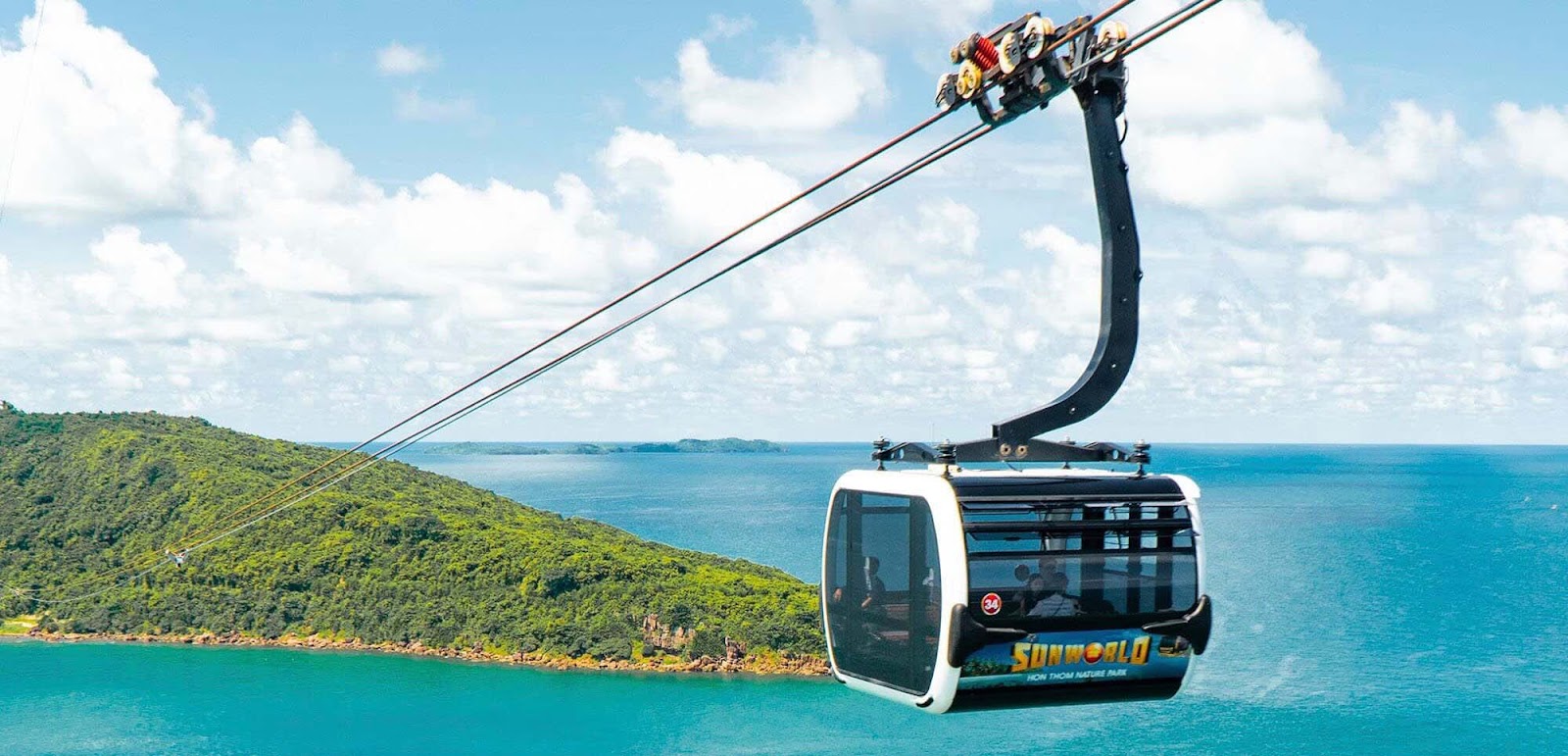 Từ cáp treo du khách có thể chiêm ngưỡng biển trời Nam đảo hùng vĩ