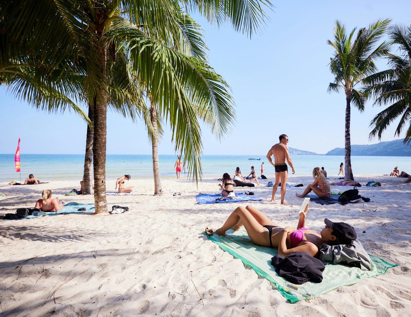 Du khách có thể thư giãn, tắm nắng trên bờ cát trắng mịn