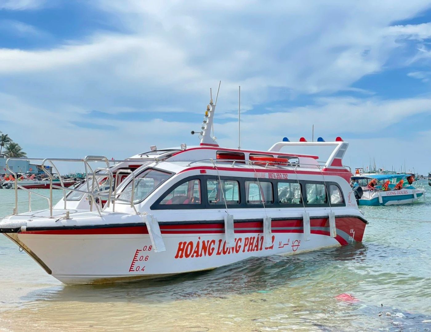 Du khách có thể di chuyển ra Hòn Móng Tay bằng cano cao tốc