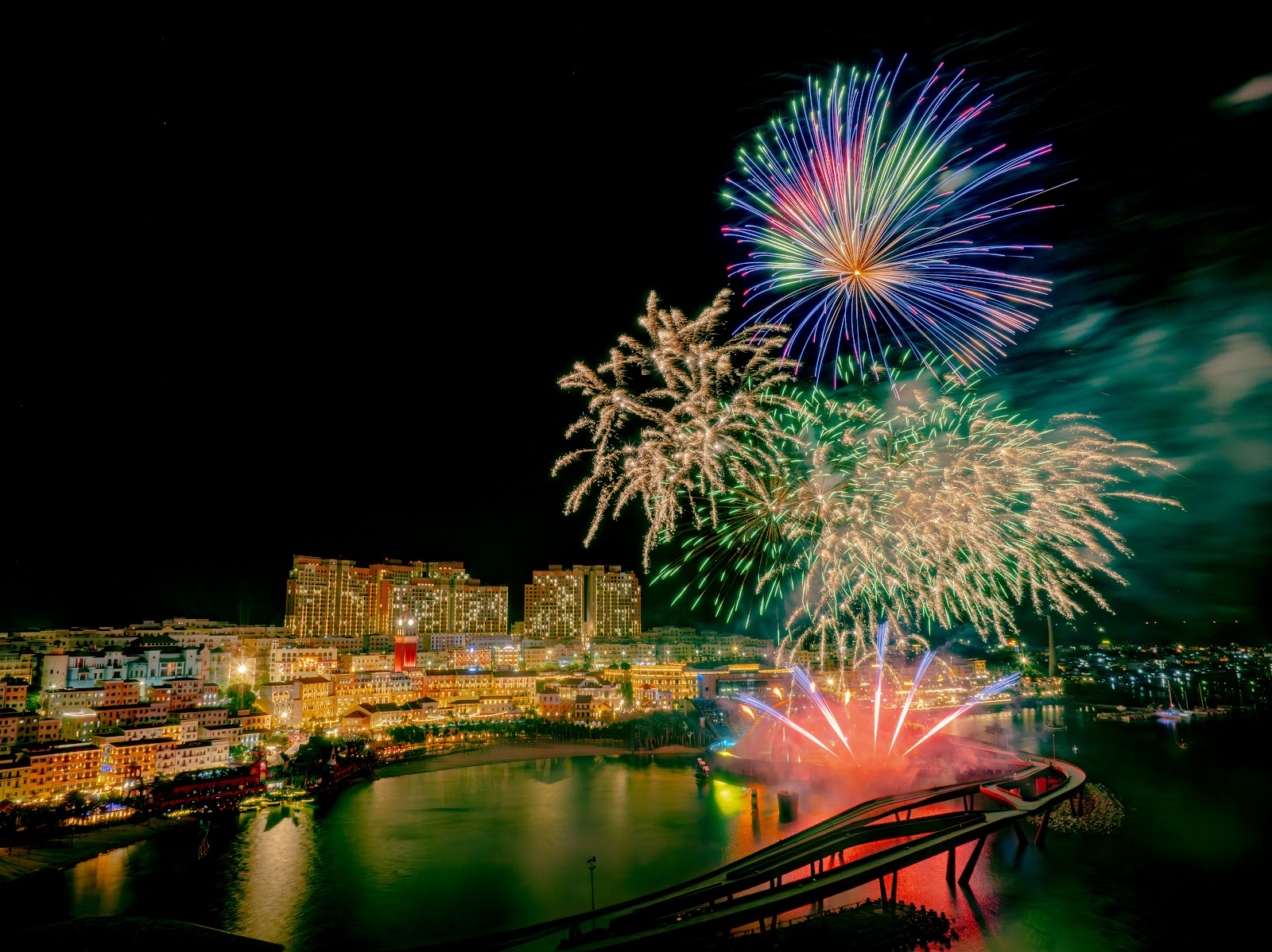 Thị trấn Hoàng Hôn bừng sáng về đêm với màn pháo hoa mãn nhãn của show Kiss of The Sea.