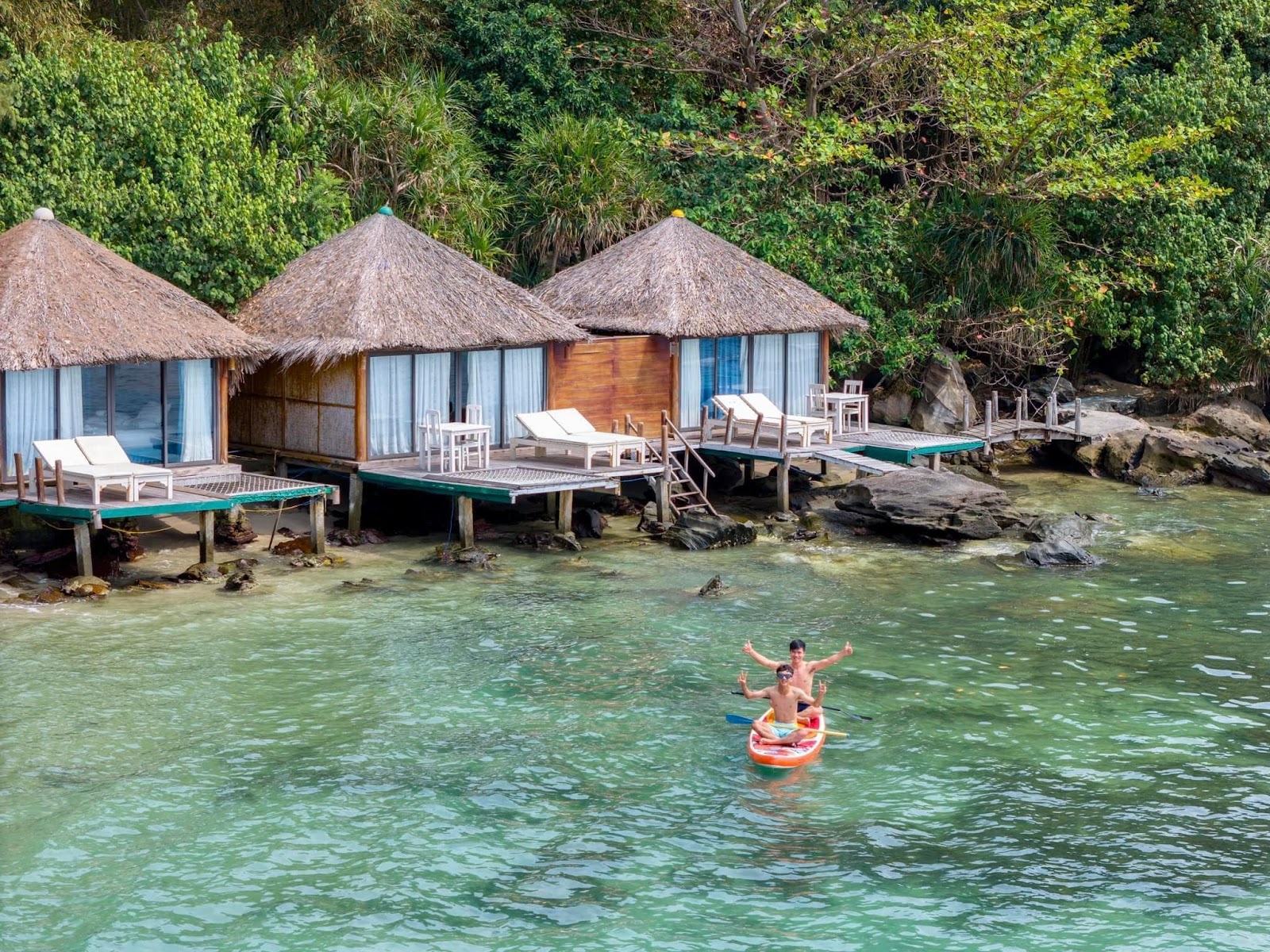 Homestay Hòn Dăm Island Hideaway tọa lạc sát bờ biển