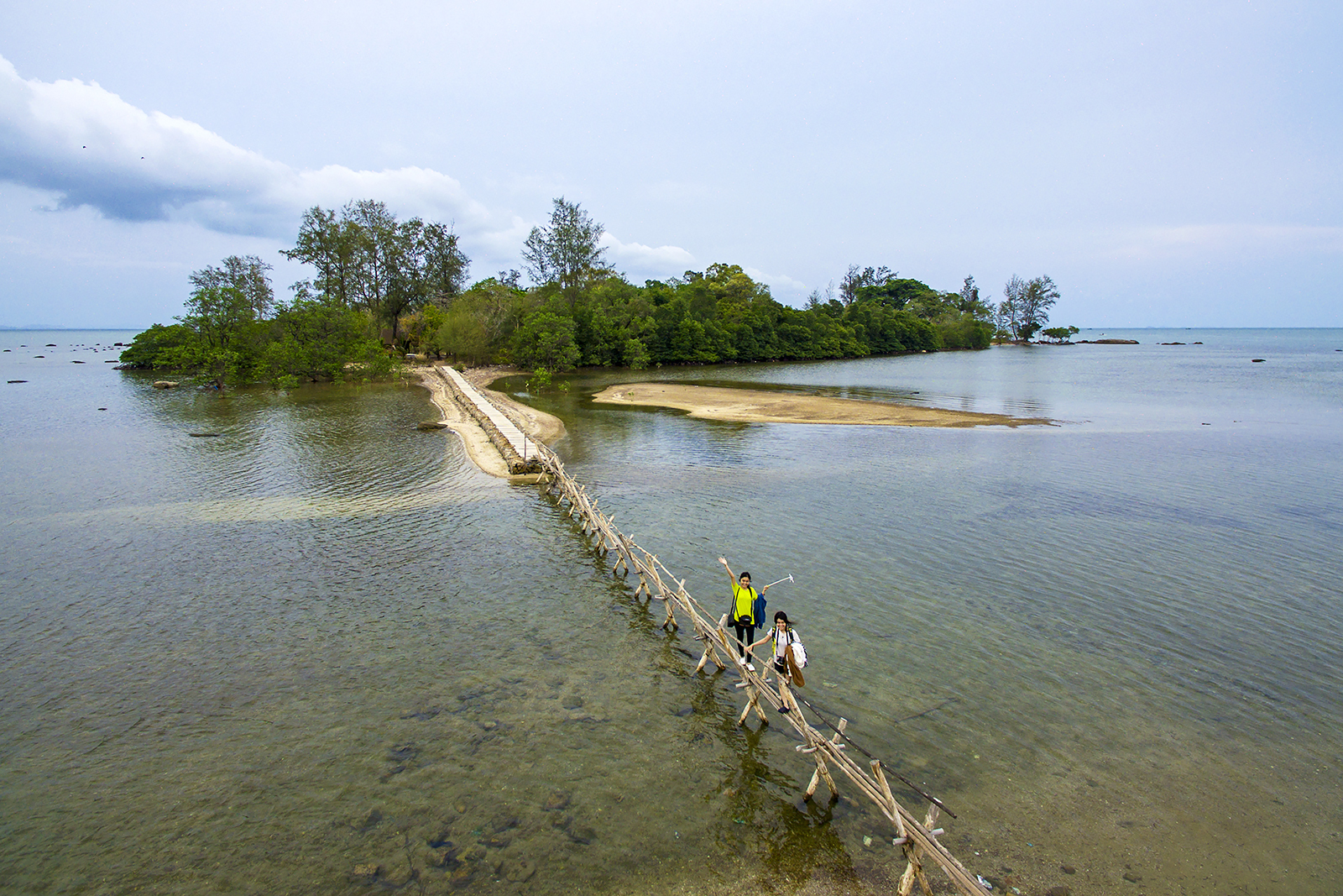 Cây cầu gỗ giúp du khách dễ dàng di chuyển tới Hòn Một