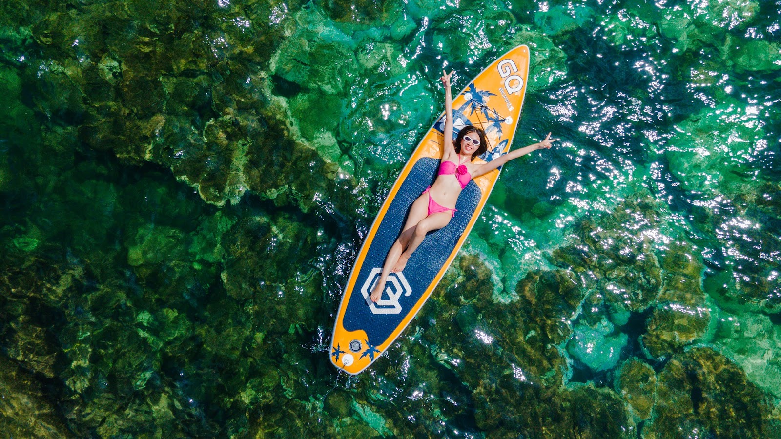 Du khách chụp những bức ảnh ấn tượng khi chèo sup tại Hòn Mây Rút