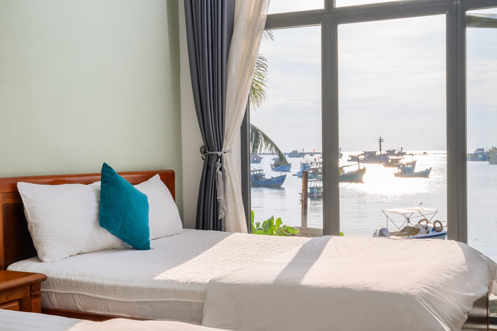 Heaven Land Homestay với phòng ngủ view làng chài thơ mộng