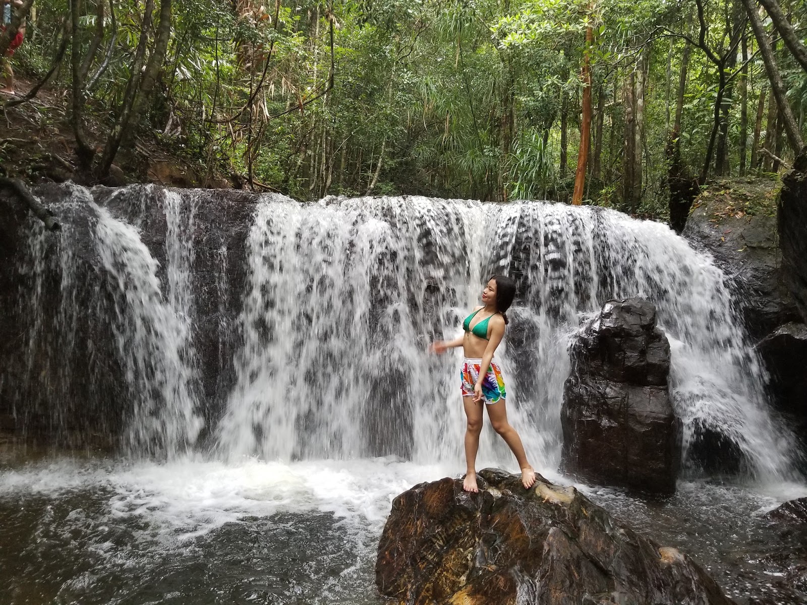 Du khách check-in với thác nước trắng xóa tại suối Tranh