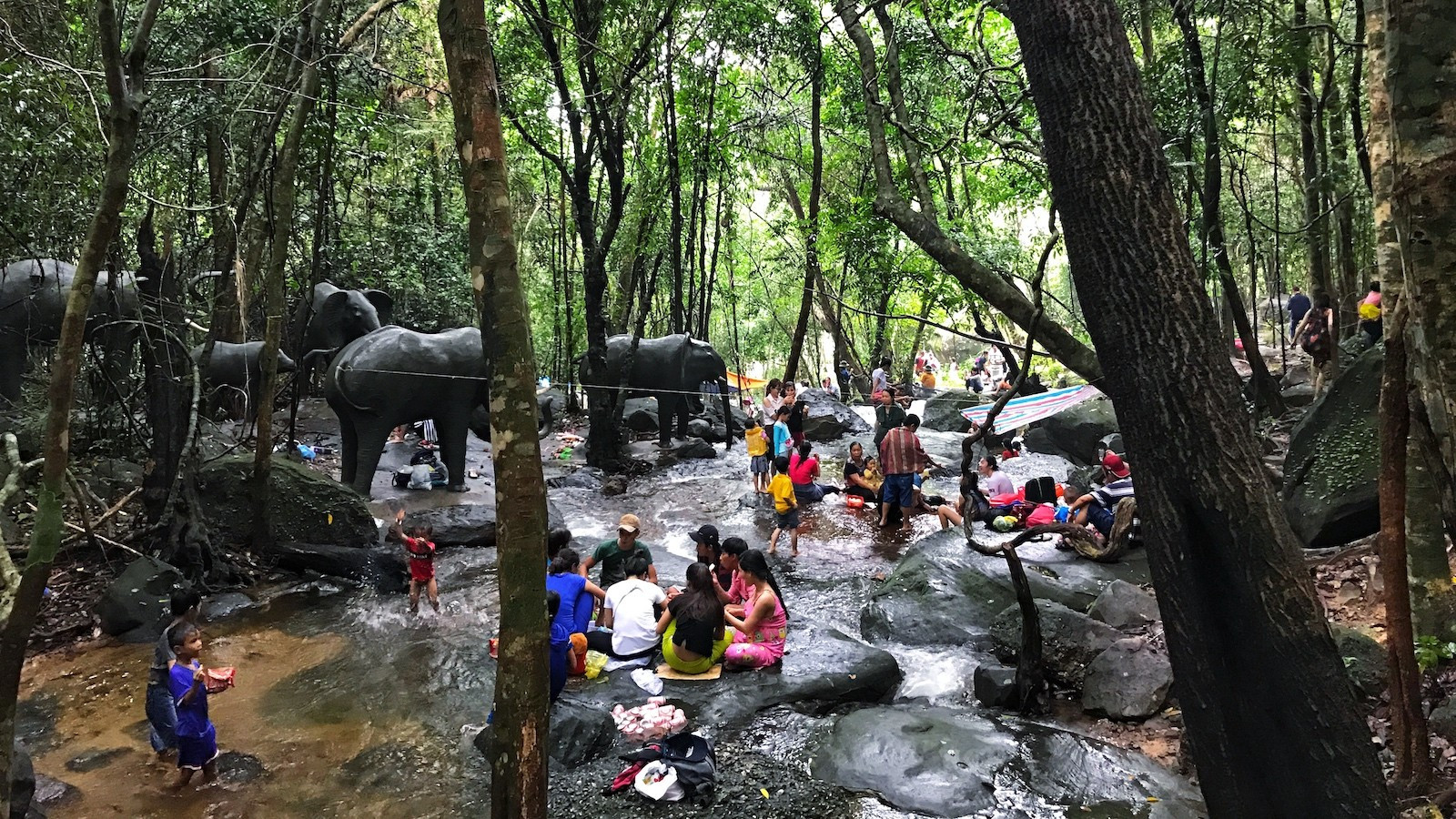 Mùa hè dã ngoại cùng gia đình tại suối Tranh là hoạt động “tránh nóng” rất thú vị.