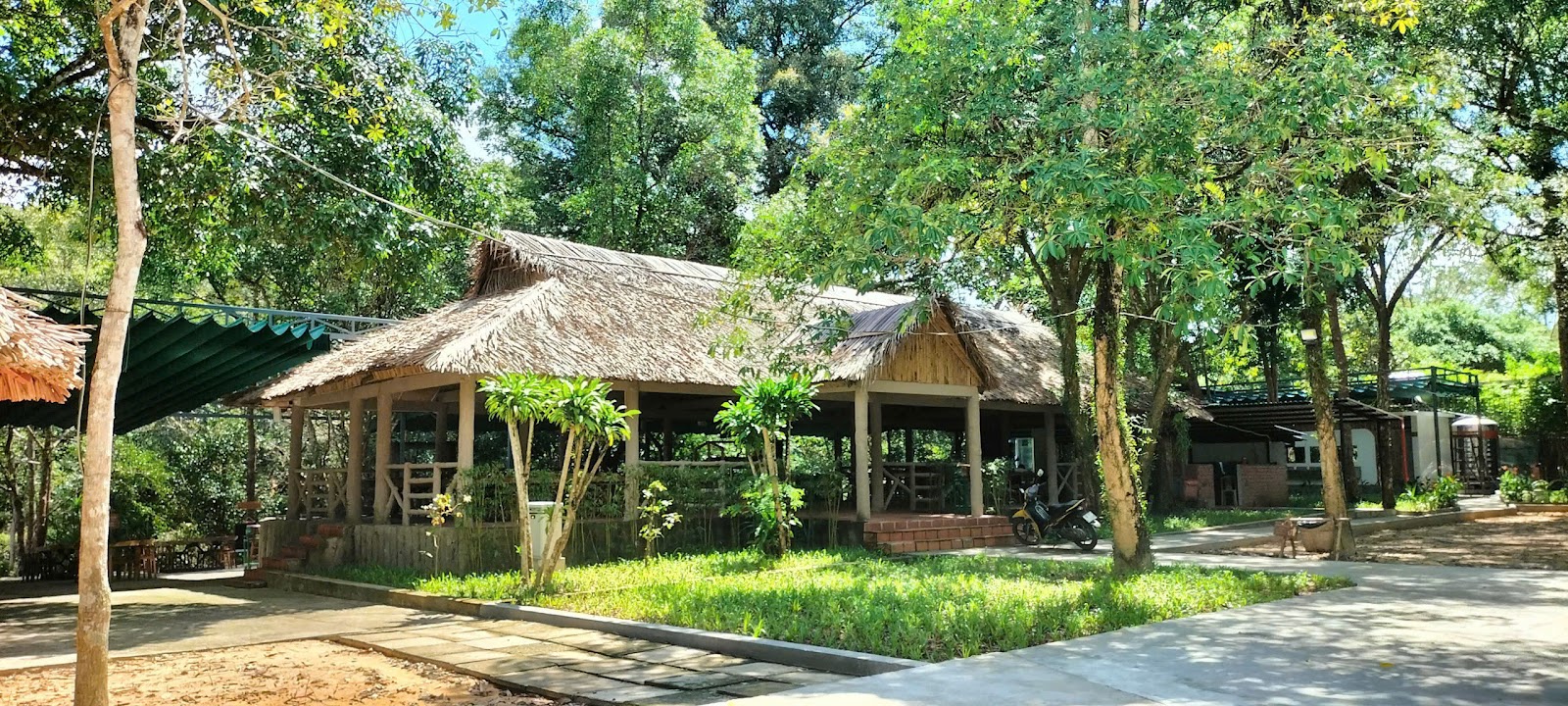 Khuôn viên thoáng mát, rợp bóng cây xanh tại khu du lịch suối Đá Bàn Phú Quốc