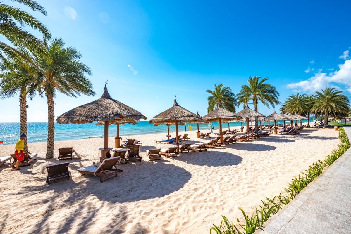 Bãi Dài tập trung nhiều khu nghỉ dưỡng cao cấp.