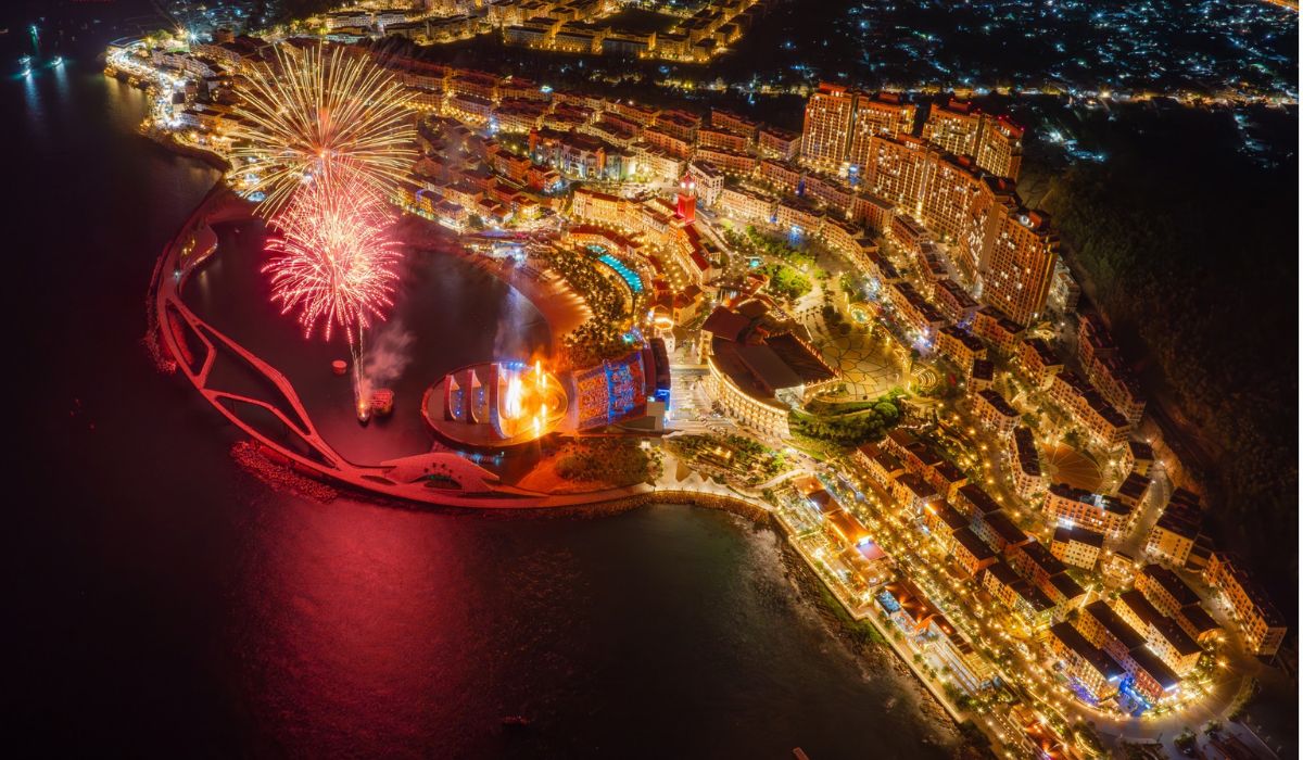 Thị trấn Hoàng Hôn rực rỡ sắc pháo hoa về đêm