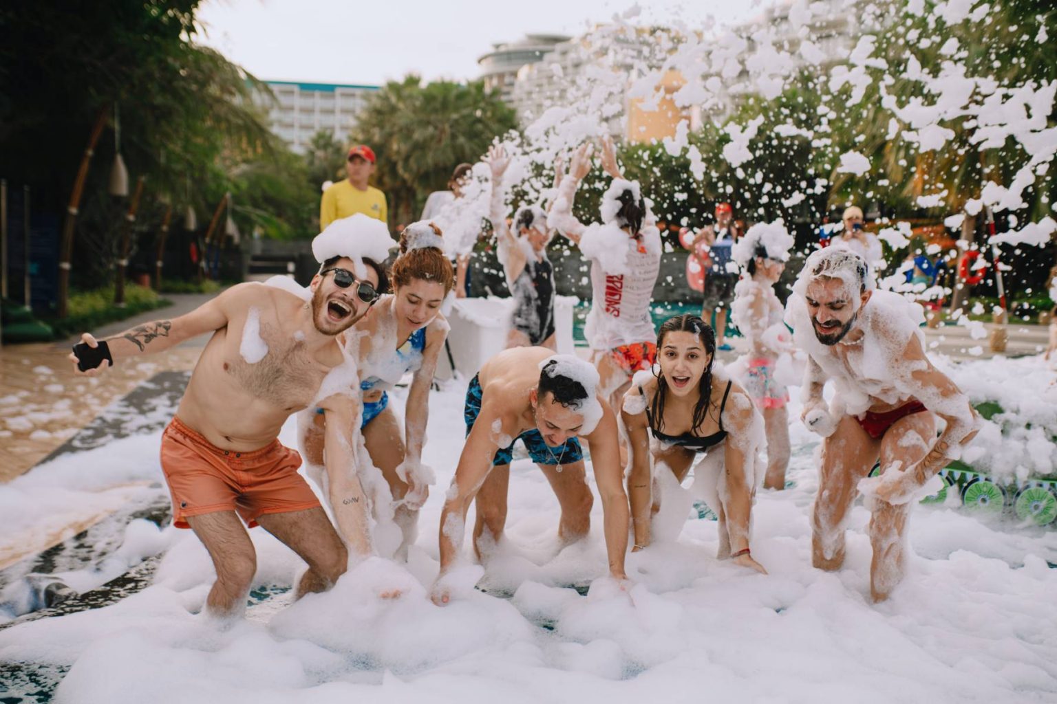 Chơi cực đã với những lớp bọt xốp bồng bềnh trên mặt nước tại Foam Pool Party Phú Quốc.