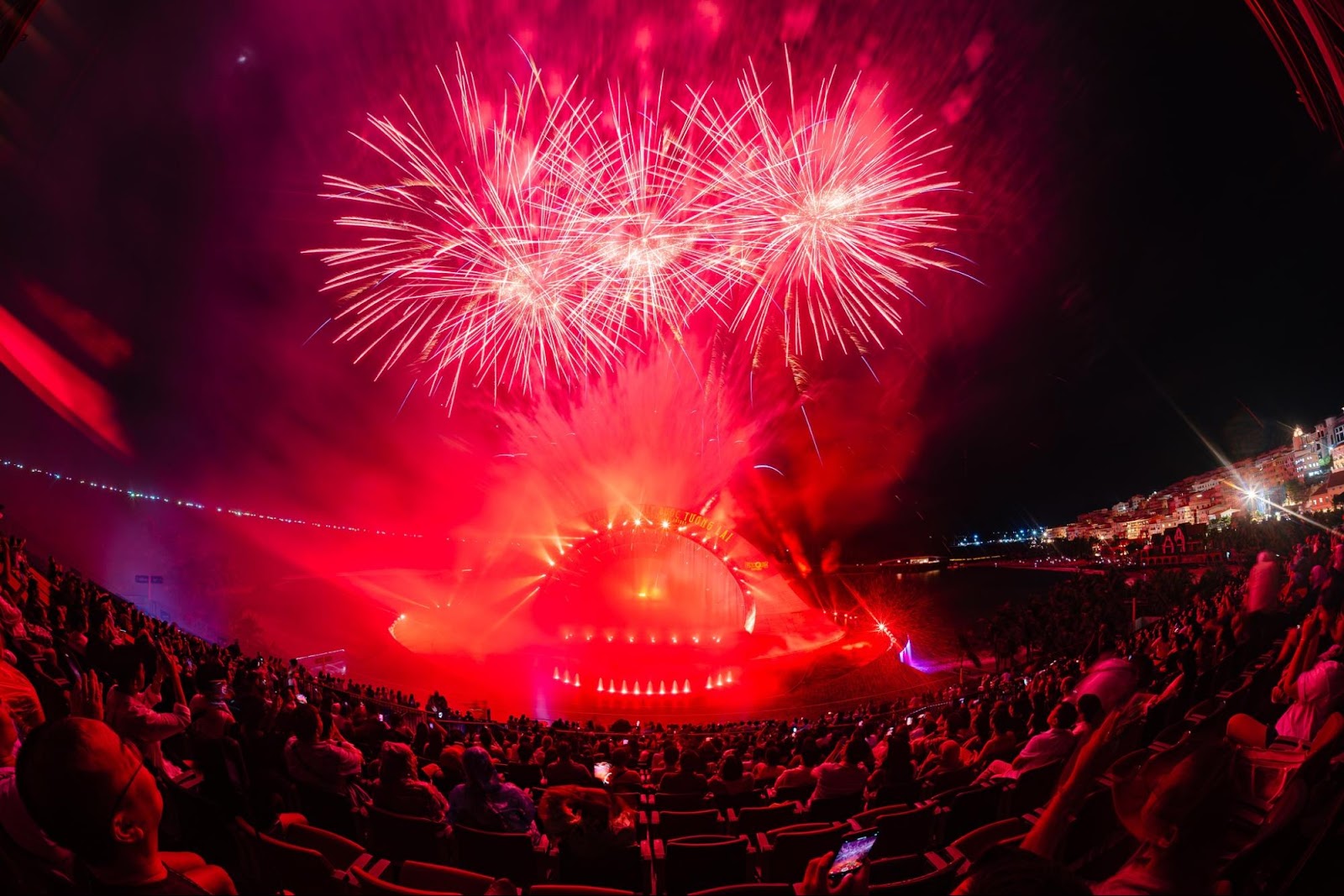 Pháo hoa rực rỡ tại show Kiss of The Sea – Nụ hôn của Biển Cả.