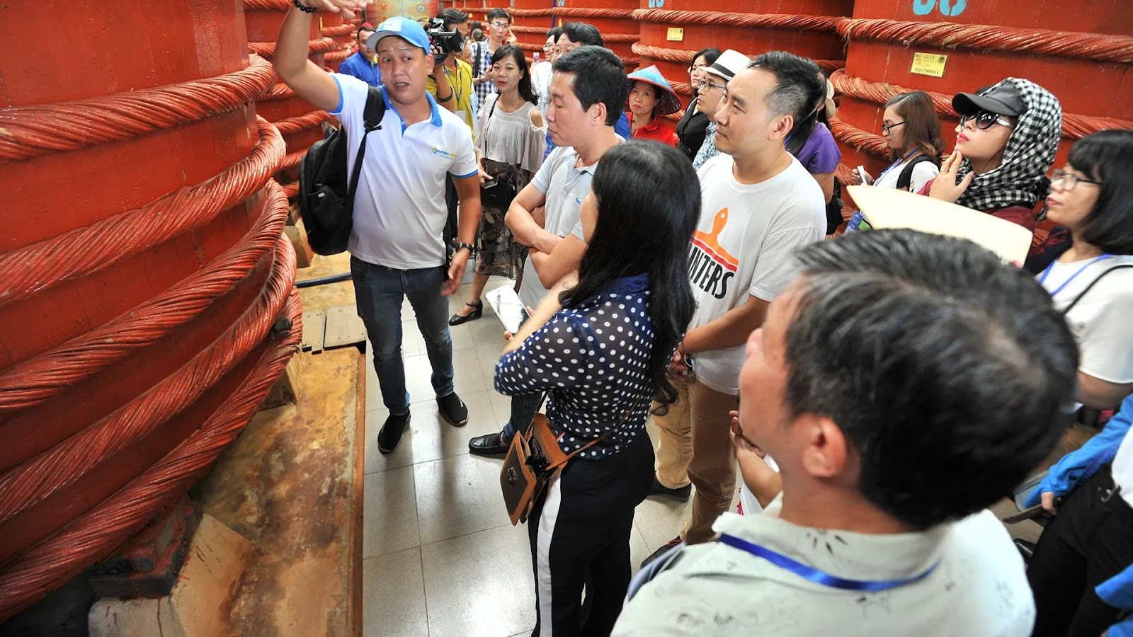 Du khách nên tránh chạm tay trực tiếp vào các thùng gỗ ủ nước mắm.