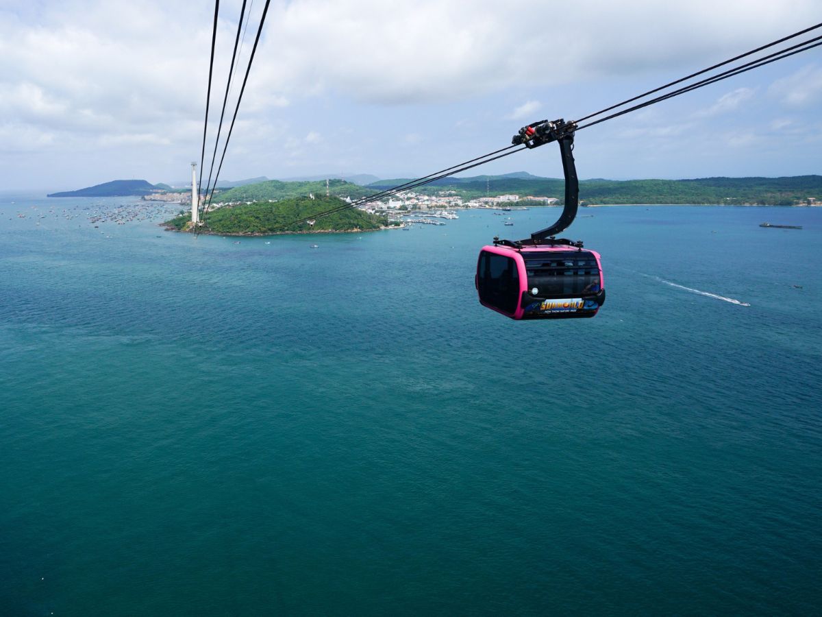 Du khách có thể chiêm ngưỡng vùng biển Nam đảo hùng vĩ từ cabin cáp treo.