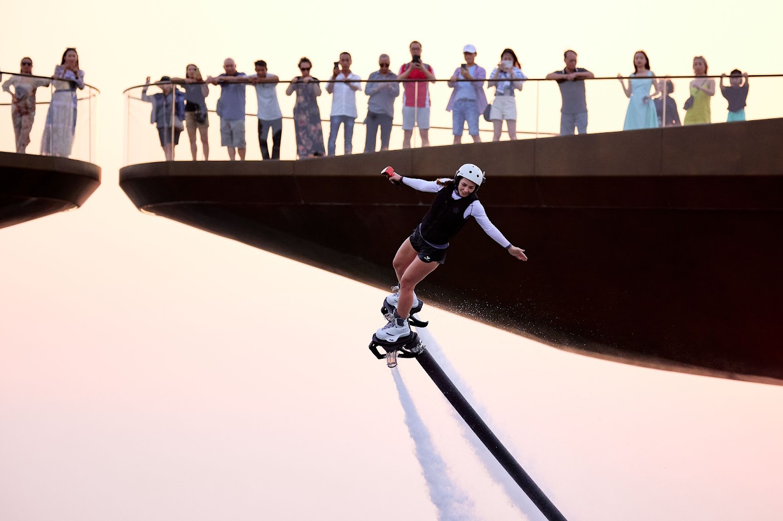 Du khách thích thú với những trình diễn ngoạn mục tại Cầu Hôn