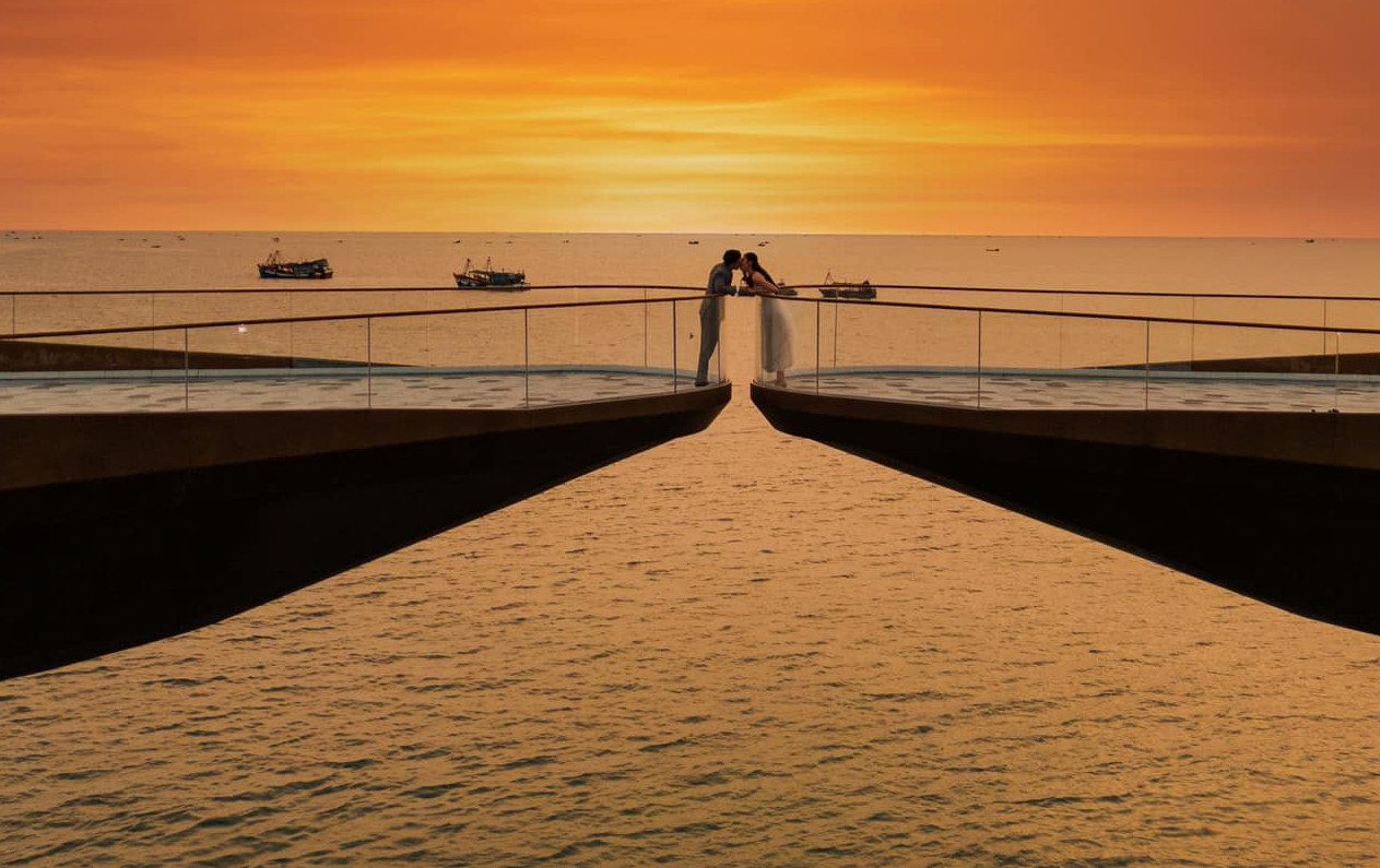 Á hậu Phương Anh được cầu hôn trên Kiss Bridge