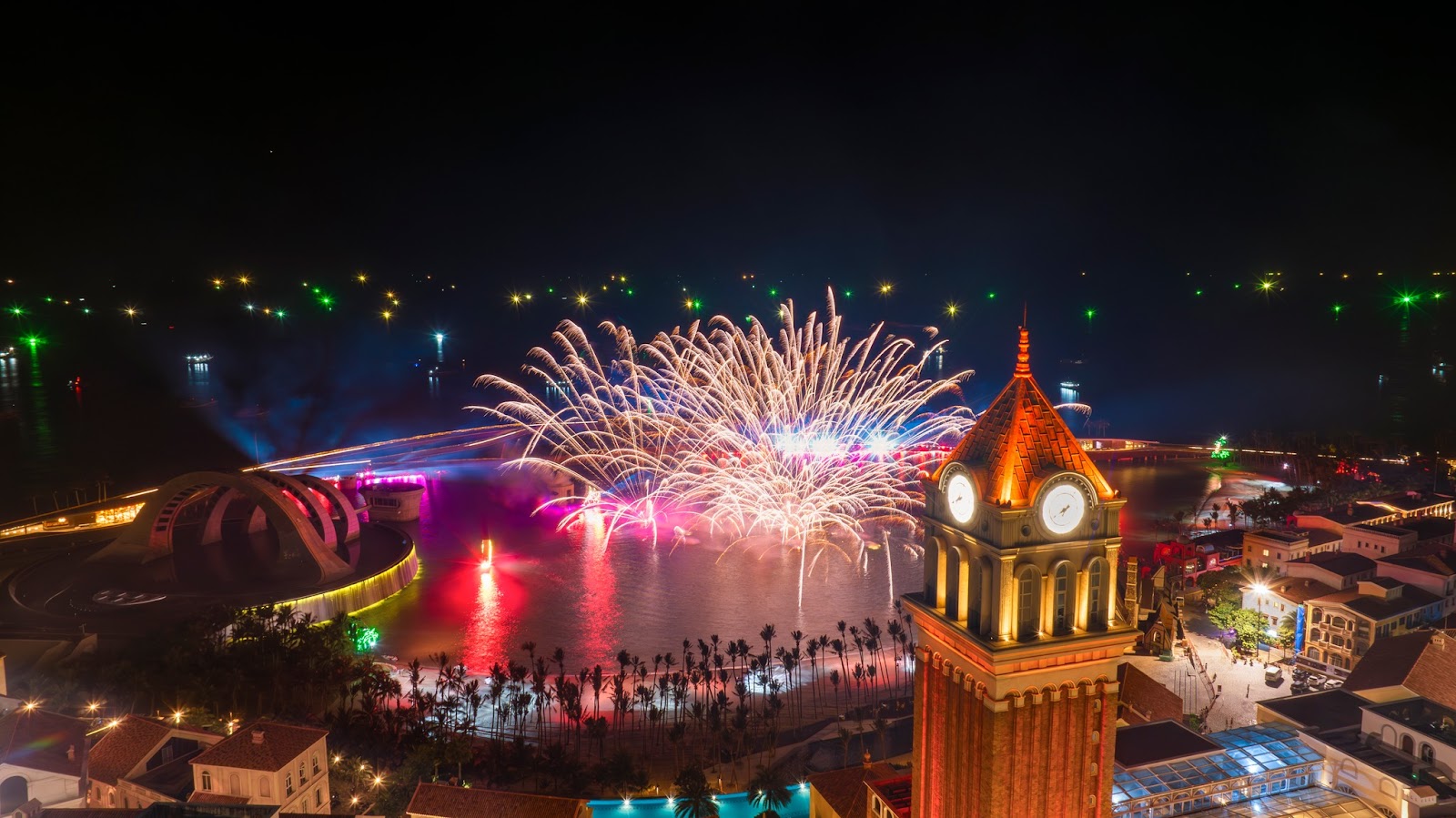 Pháo hoa rực rỡ tại Thị trấn Hoàng Hôn.