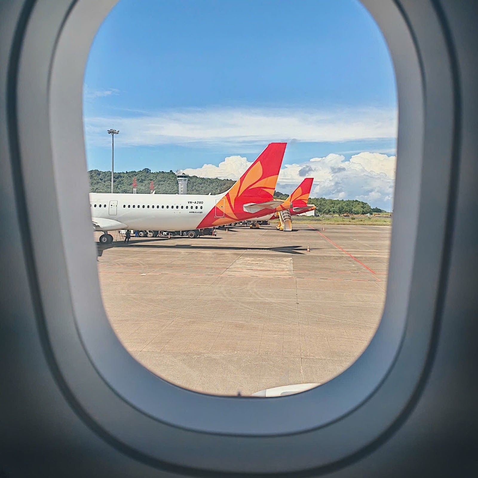 Du khách ngày càng có xu hướng đặt vé máy bay giá rẻ trên các ứng dụng.