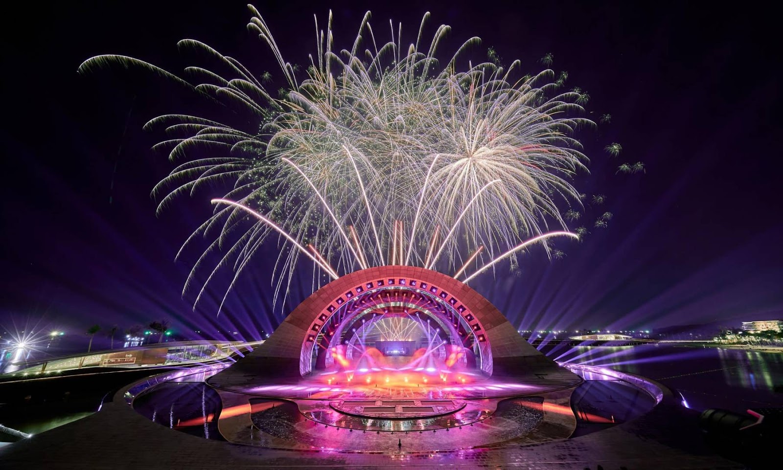 Pháo hoa rực rỡ của show Nụ hôn của Biển cả - Kiss of the Sea.