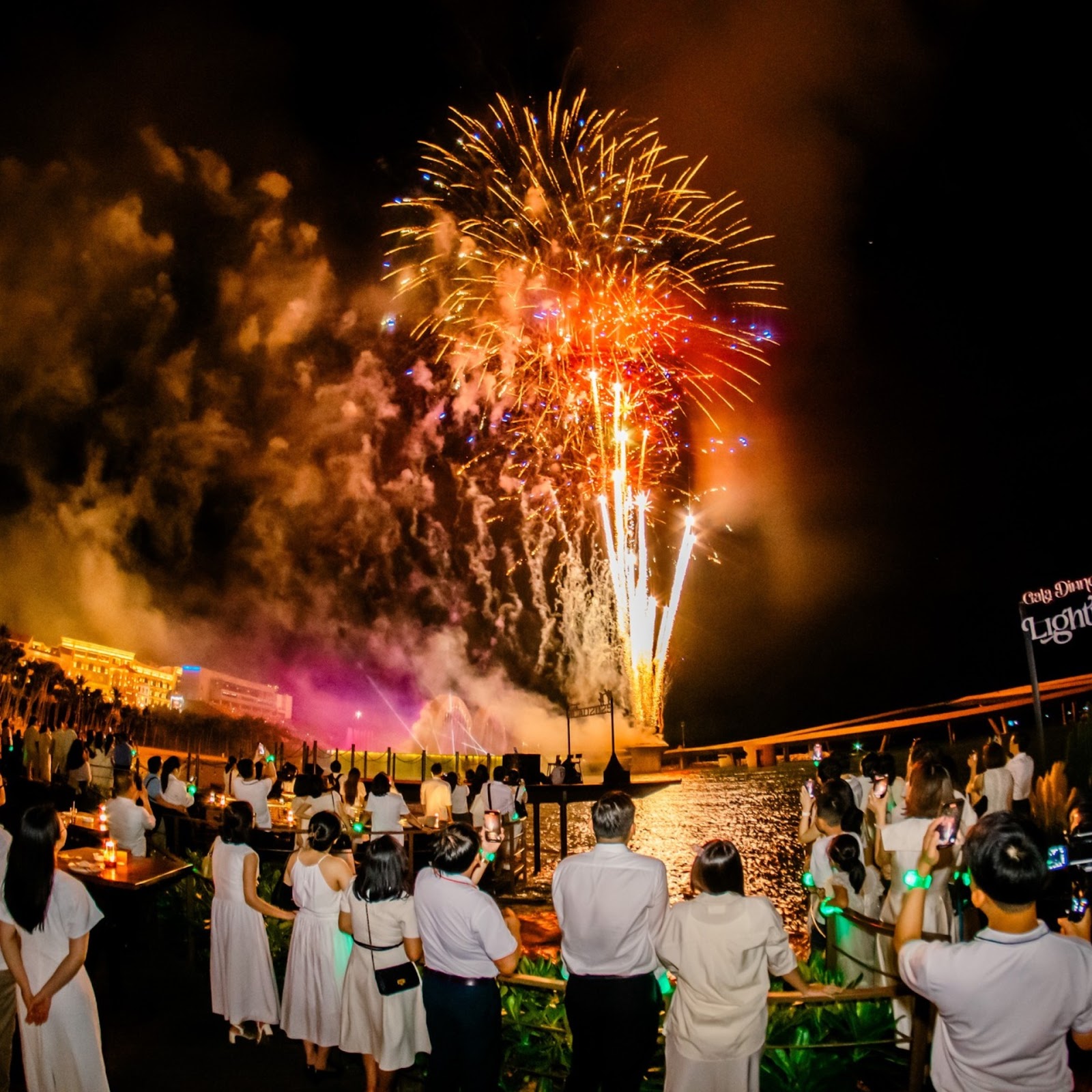 Visitors can admire the show at 3 unique locations.