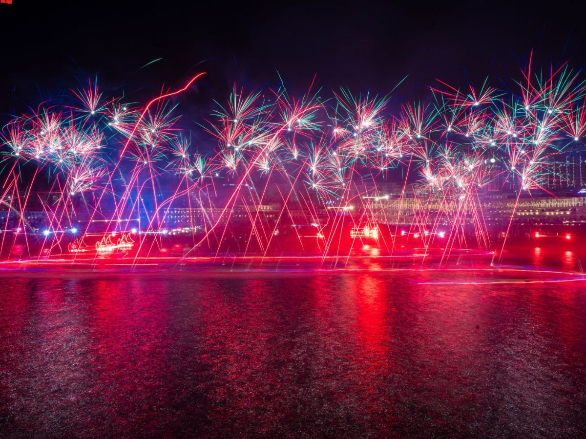 超过200种灯光和激光效果在海面上营造出梦幻般的表演。