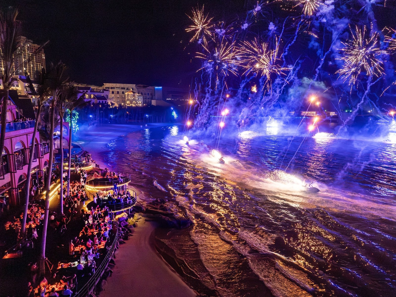 绚烂的烟花在日落小镇海湾绽放。