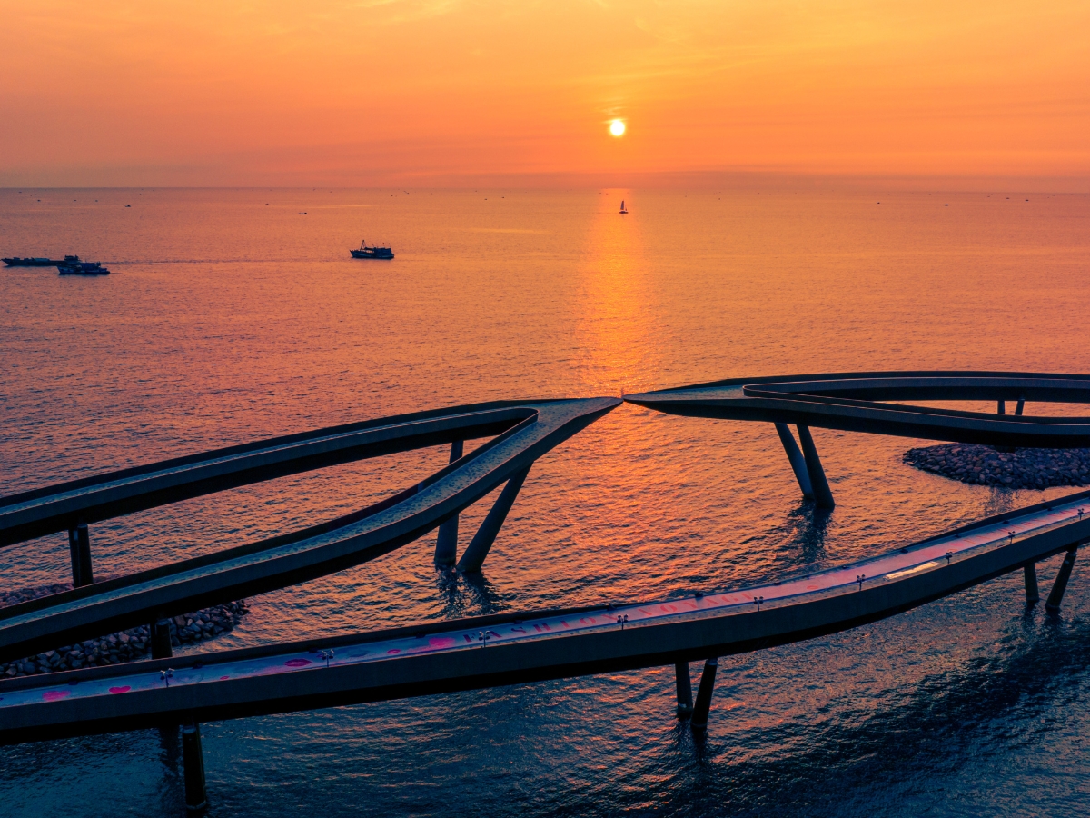 辉煌的日落，在爱之桥 (Cau Hon) 上。