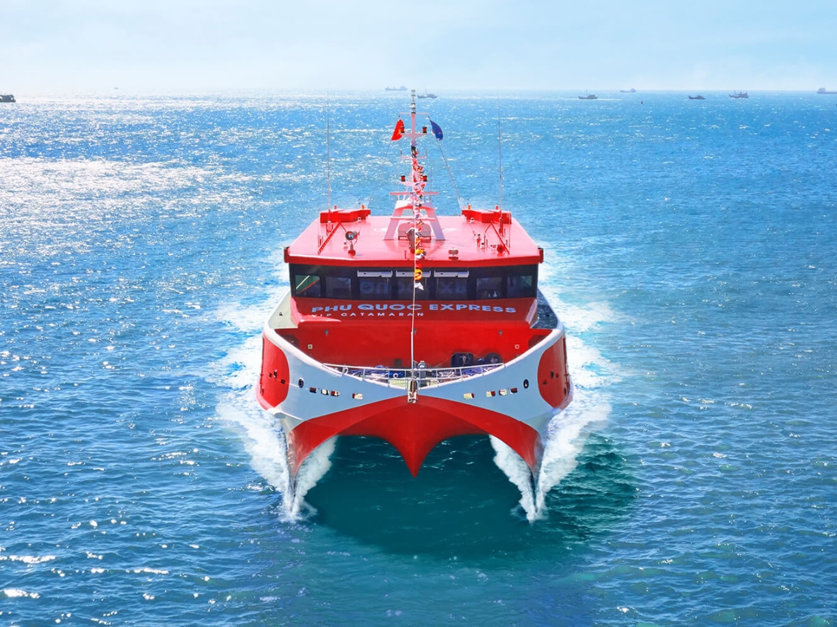 乘坐高速火车前往富国岛为游客带来了新奇而有趣的体验。