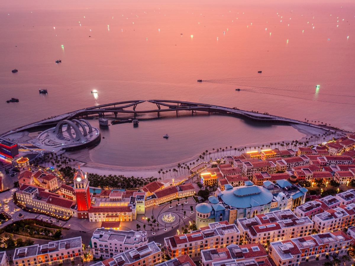 在日落小镇欣赏浪漫的日落景色