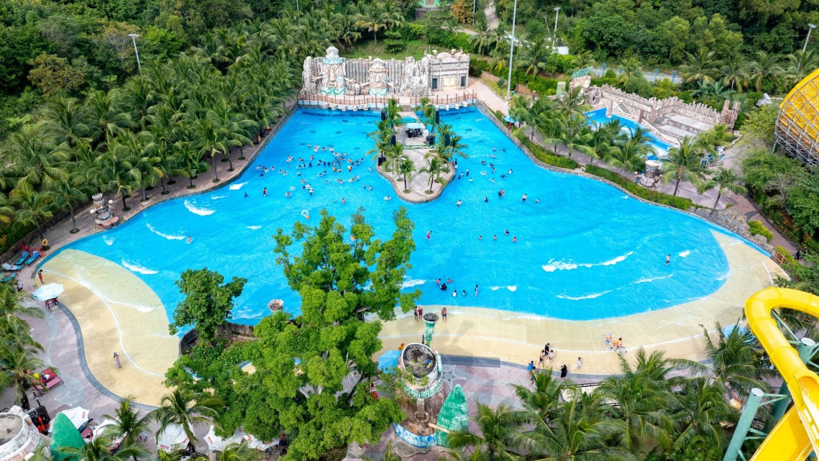 Công viên nước Aquatopia có quy mô lên tới 8 ha.